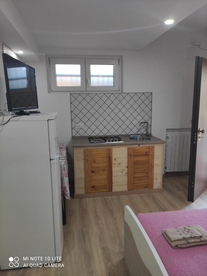 Maison d'hôtes Giuliana Stanze Con Bagno Interno In A 350 Mt Spiaggia Libera Lido Delle Sirene 2*